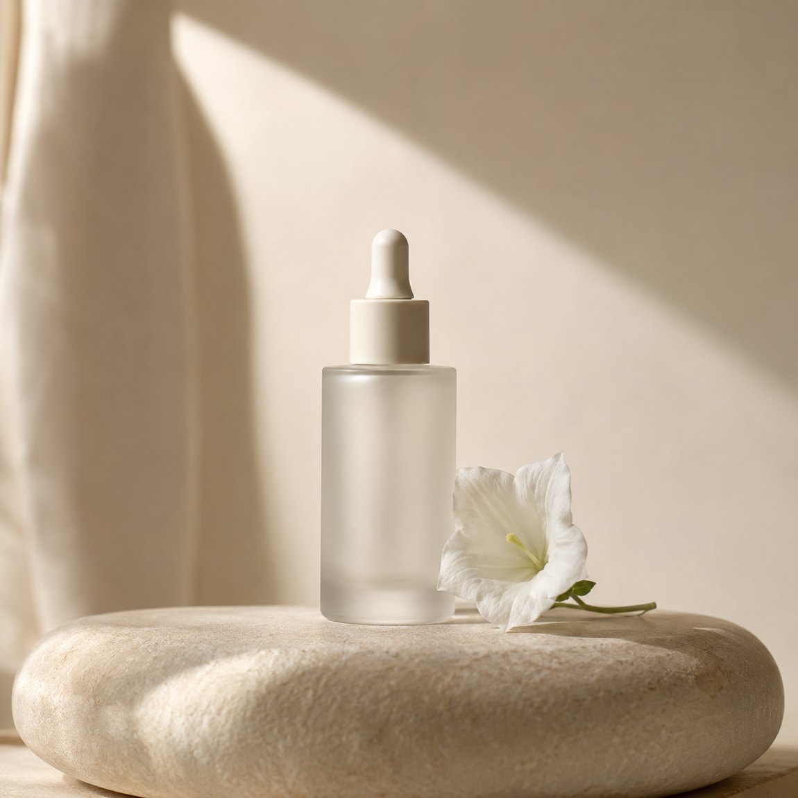 Producto de skincare sobre piedra natural